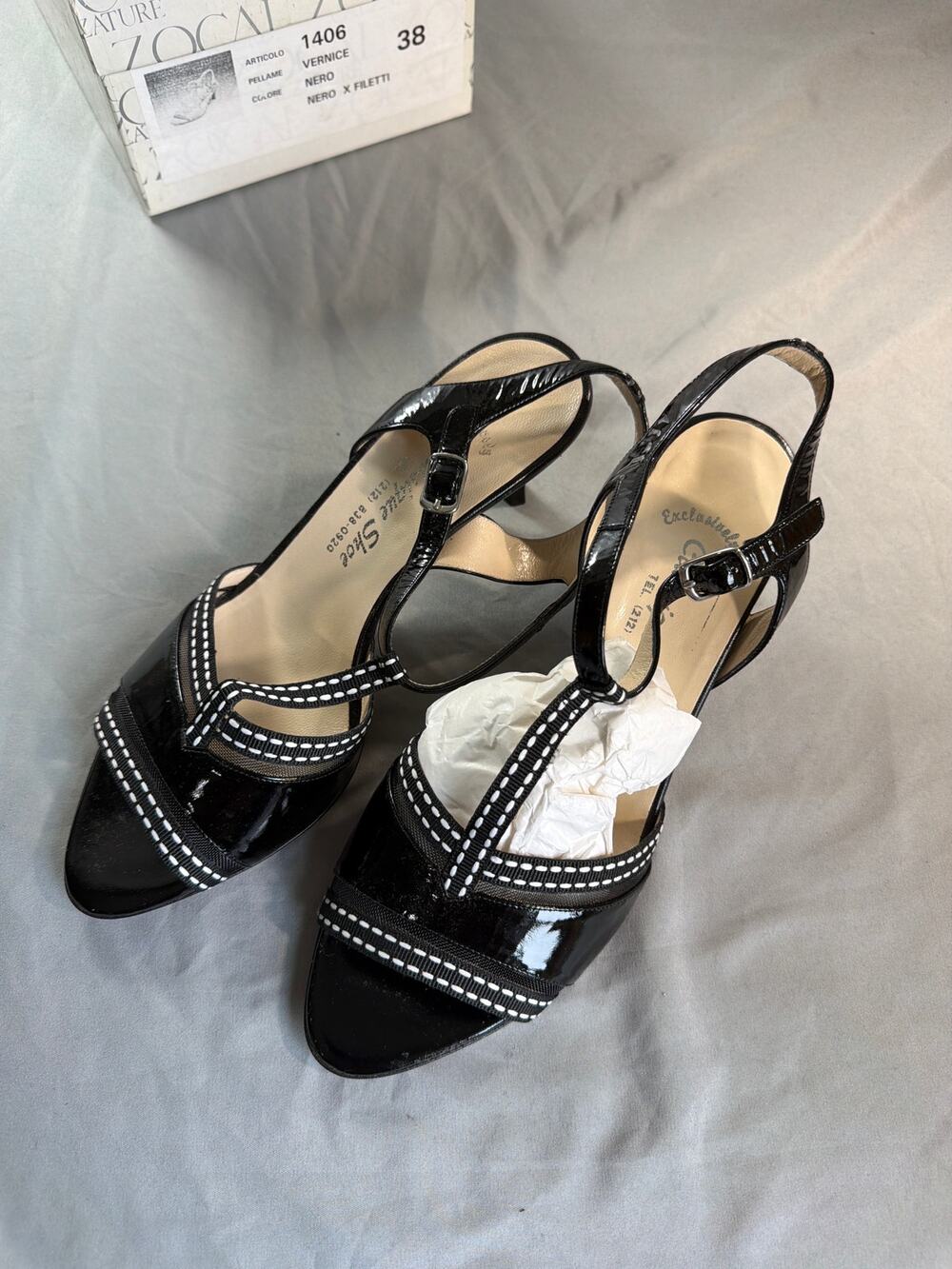 Classique Shoe women's black patent T-Strap kitten heels with white 38
